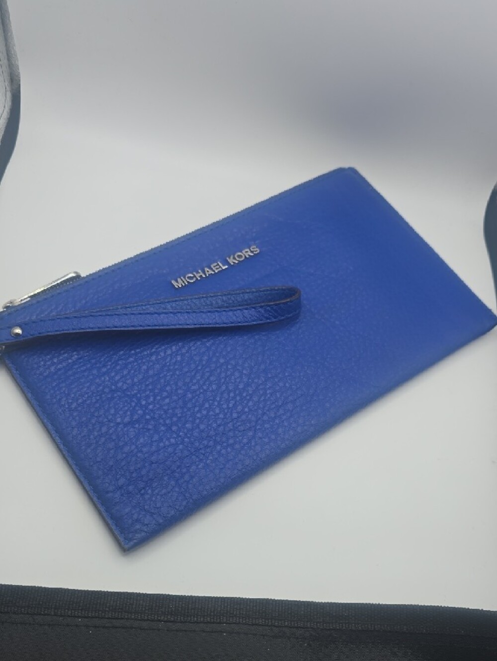 Michael Kors Cobalt Blue W/ Silver Pebbled Leather Wristlet/Phone Holder (EUC)๐ - Picture 6 of 10